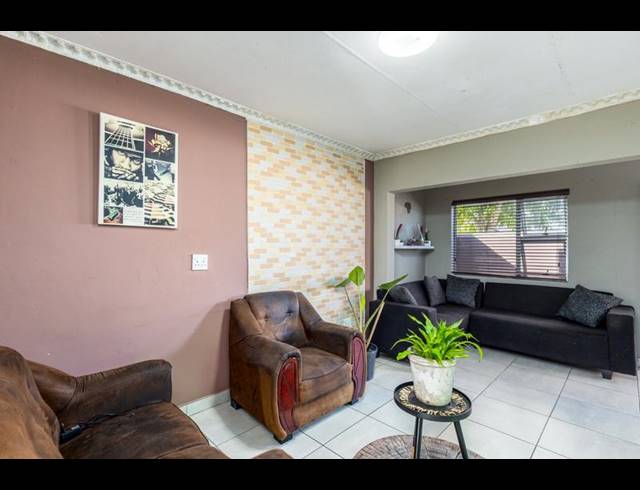 4 BEDROOM HOUSE FOR SALE IN PELICAN PARK